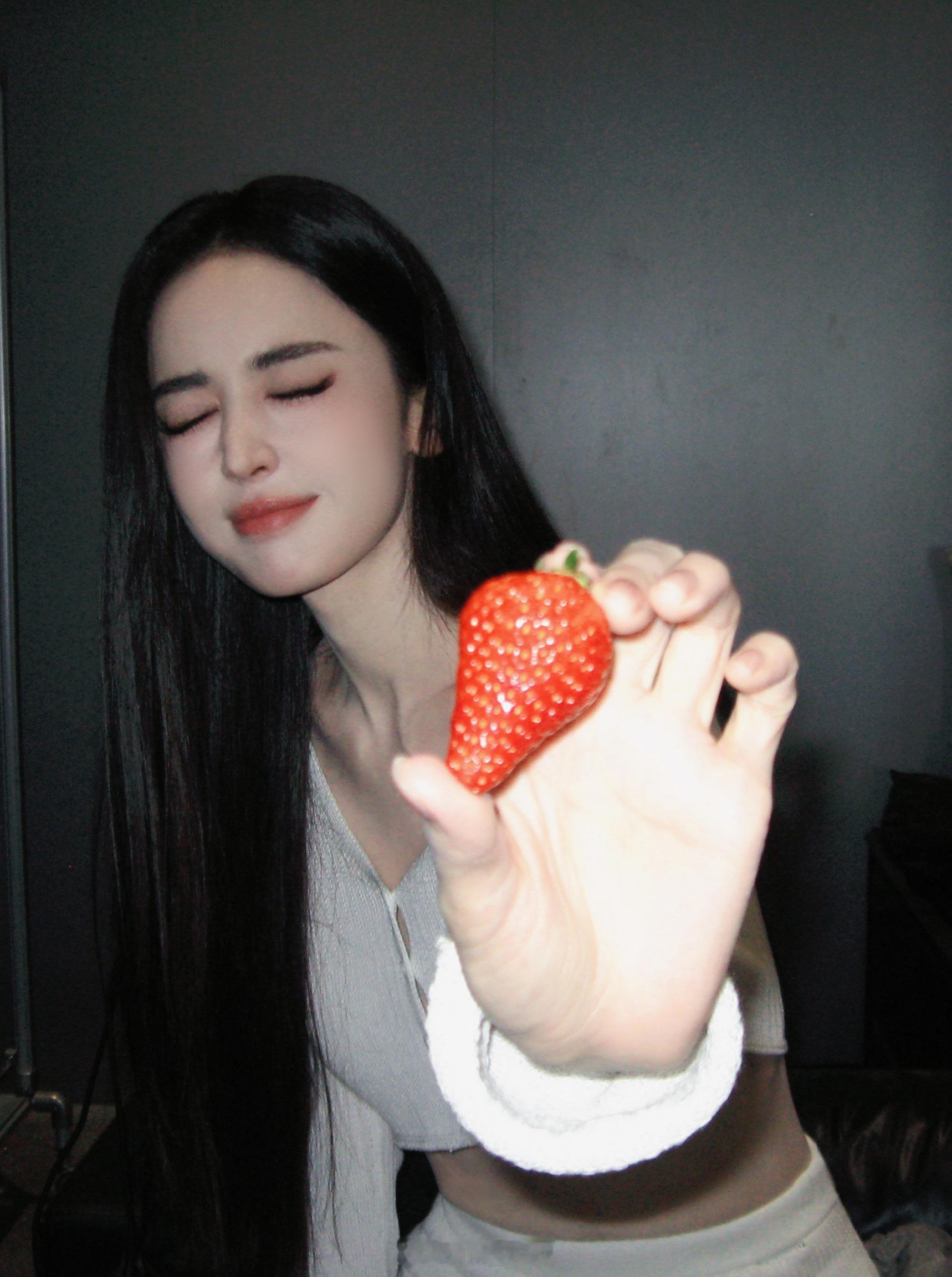 娜扎和草莓的出镜率太高了吧！愿姐姐也像🍓一样一直都红红火火！！ 
