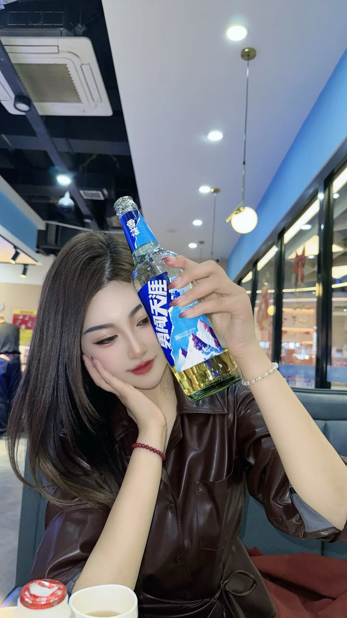 可惜我不是喝两杯酒就能醉的女人，你喝不过我，就永远听不到我的真心话。