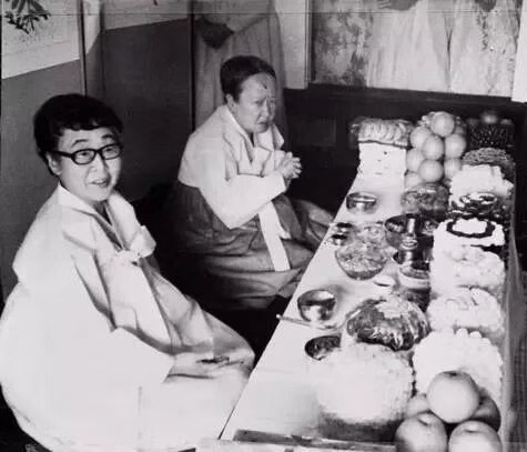 【来自投稿】德惠翁主晚年在韩国生活时和嫂子梨本宫方子（戴眼镜者）的合影，姑嫂两个