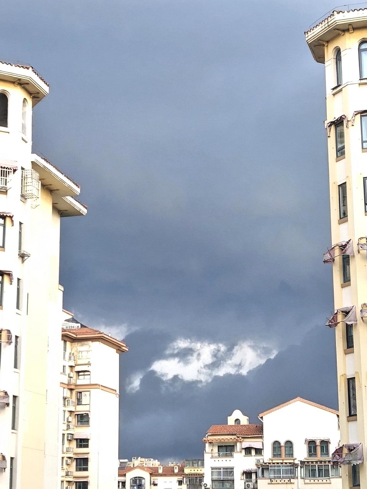 昨天傍晚南京城区下雨了吗？城北这边，站在南阳台向外看，是晴空万里飘白云，站在北边