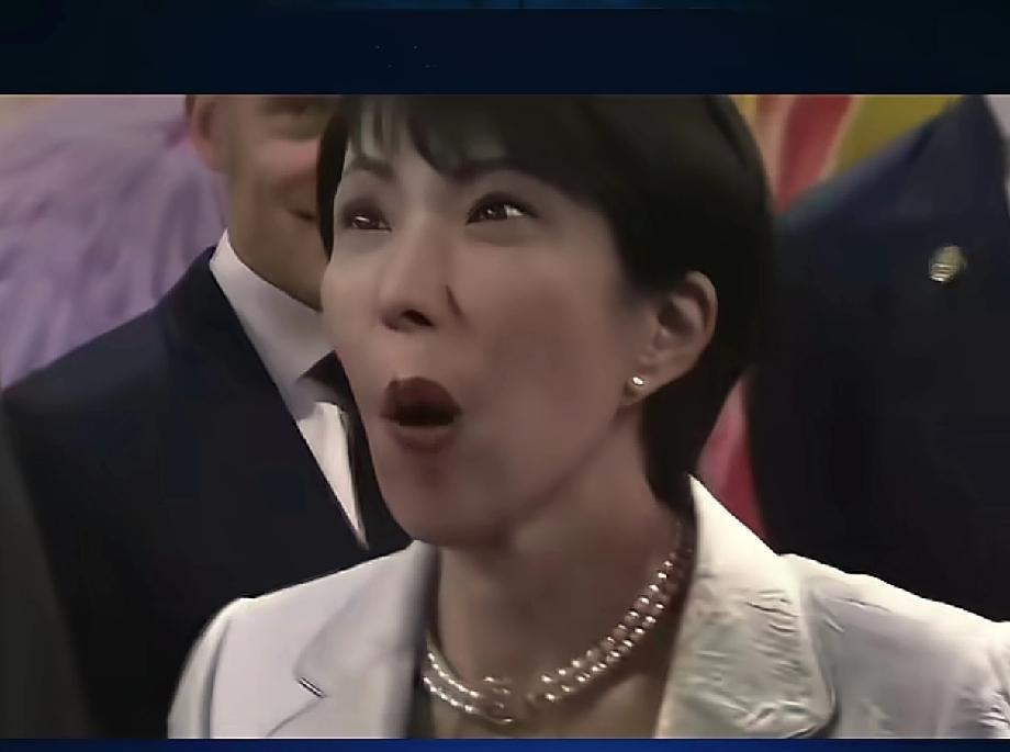 果然人在尴尬的时候，真的很会装！
高市早苗对着镜头喊着要跟咱们“敞开心扉聊一聊”