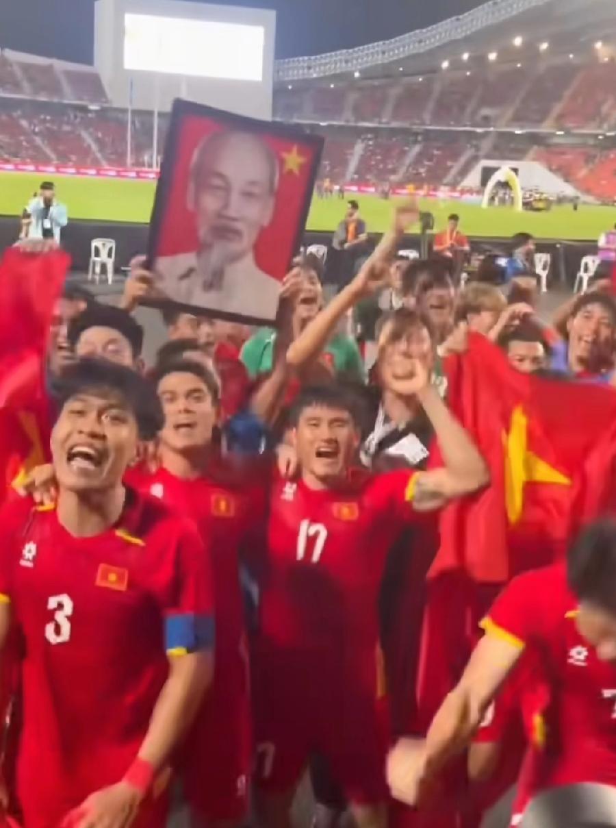 越南人比中国人还爱国，击败韩国后，队员们在球场举着胡志明肖像，可见提前准备好的，