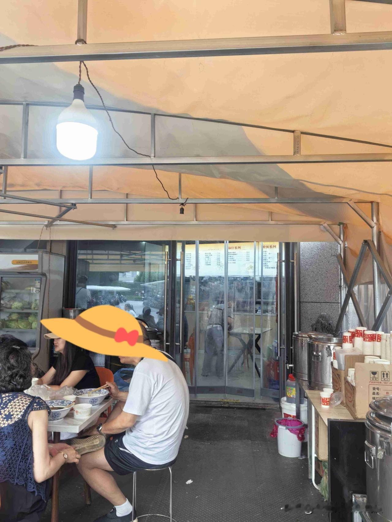 这家早餐店生意真好！

小区外面有一排餐饮店，各种吃的都有。

我发现一家早餐店