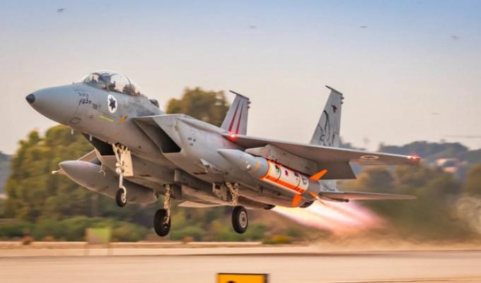 伊朗革命卫队导弹在晚上22点打击以色列北部F-35战机基地，凌晨12点，以色列空
