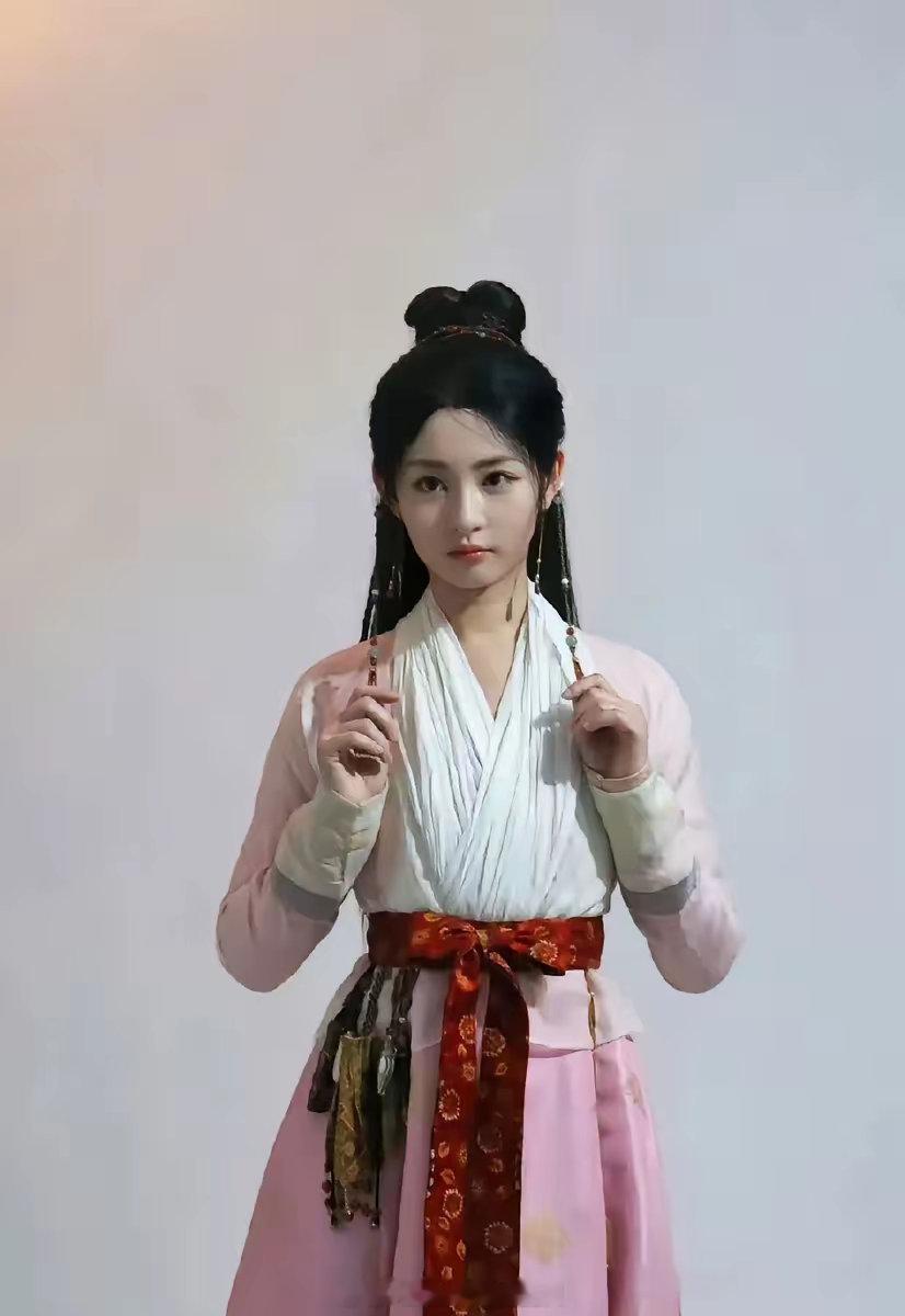 听说赵晴是于妈力捧的白鹿接班人，外界还称她为“小赵丽颖”。从外貌来看，她的长相与