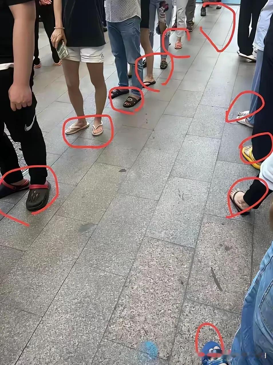猜一猜，这是在哪里，怎么满大街都是穿拖鞋的？