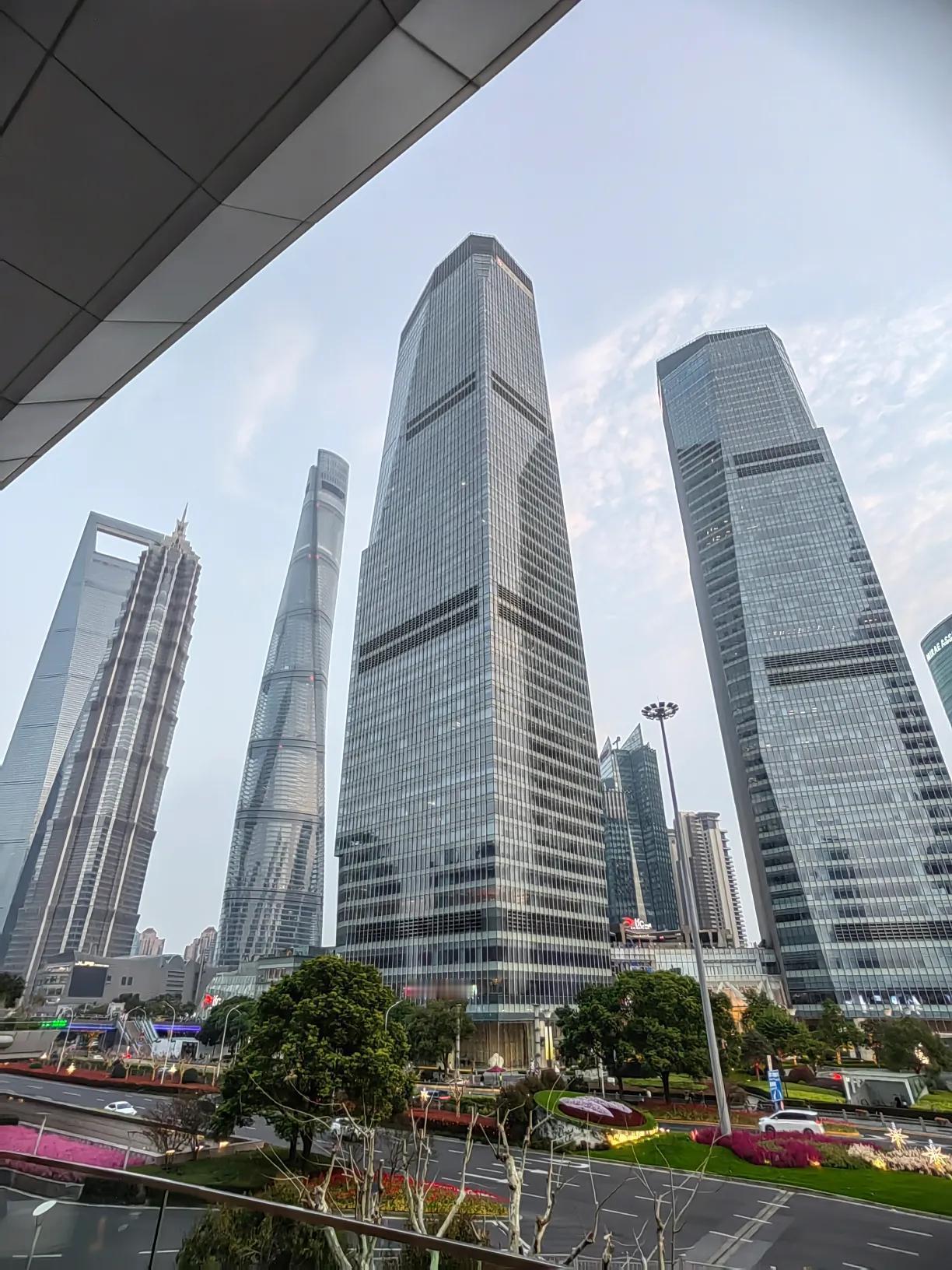 第二张图片是港务大厦没有拆除前拍的？技术太好了吧！我怎么没有找到那个最佳的机位。