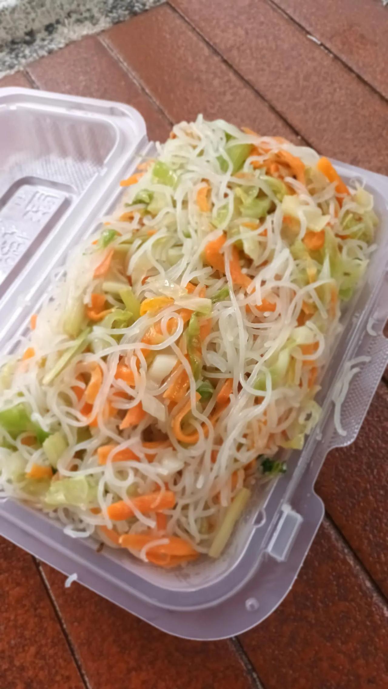 香港也有平民价廉的食物，这盒杂菜米粉，盛惠19港元。
