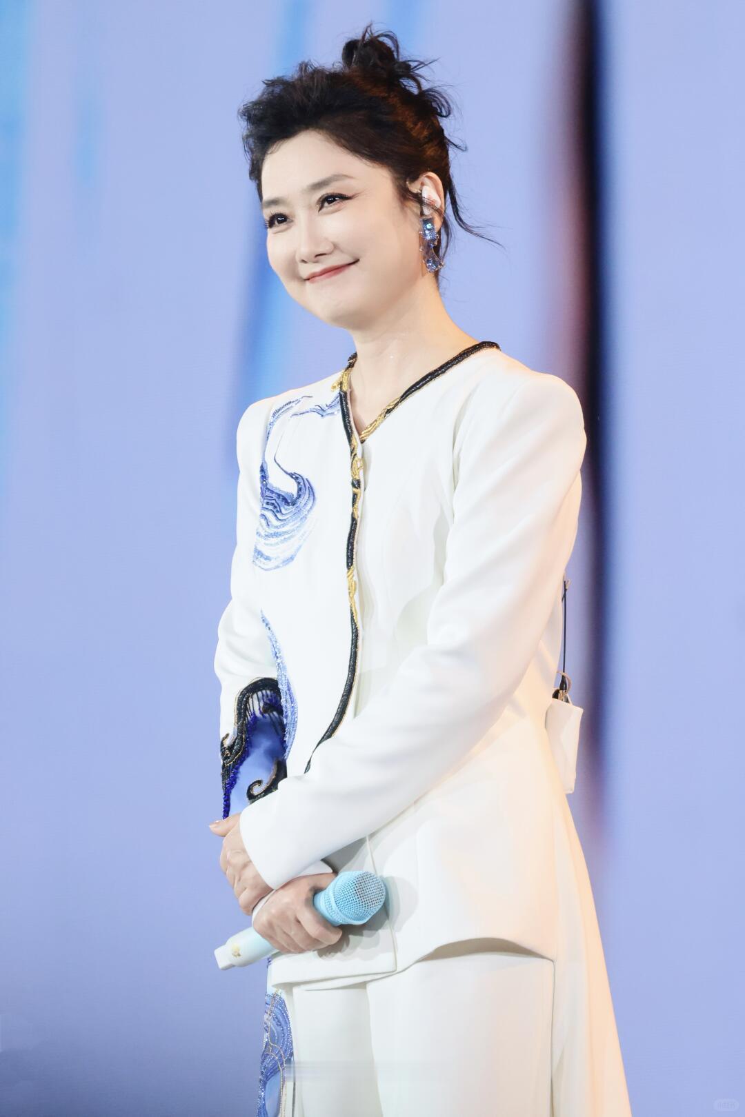🐛 玲花“演唱会吃虫子”热梗（2026.5.30甘肃场）
 
一句话总结：户外