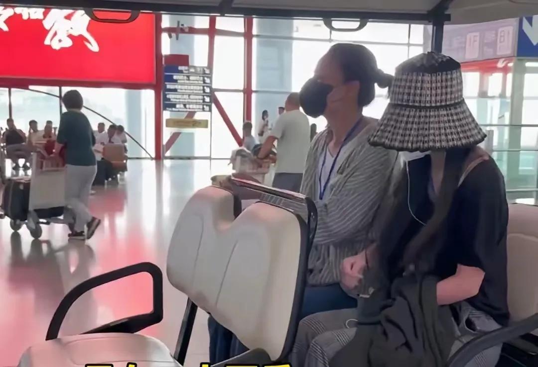 王菲终于想起陪女儿了，李嫣终于感受到了久违的母爱！可能是很久没有见到忙着谈恋爱的