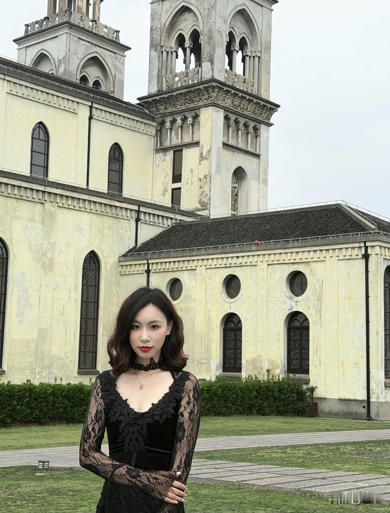 晒图笔记大赛黑衣美人立古塔，红唇轻启话古今。