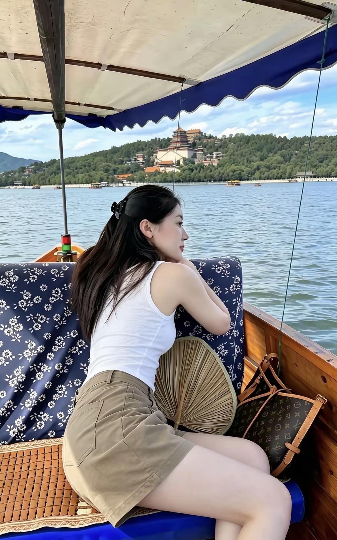 湖上泛舟，悠然自得，享受宁静时光。