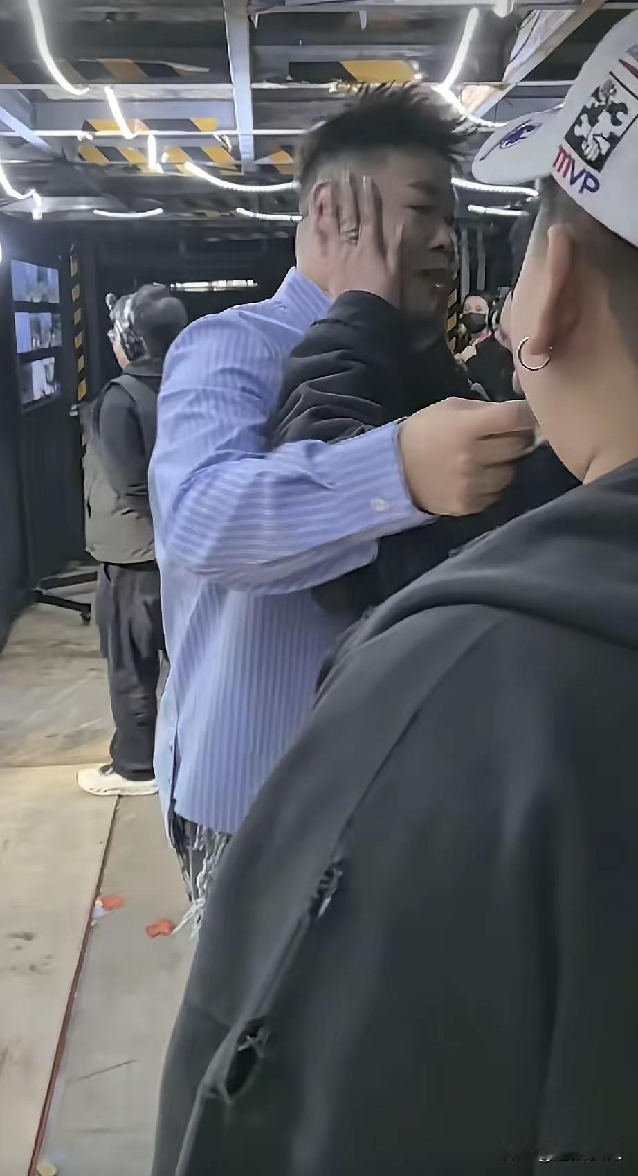 岳云鹏演唱会结束在后台见到师娘王惠的那一刻，眼泪一下子就憋不住了。这个在台上逗乐