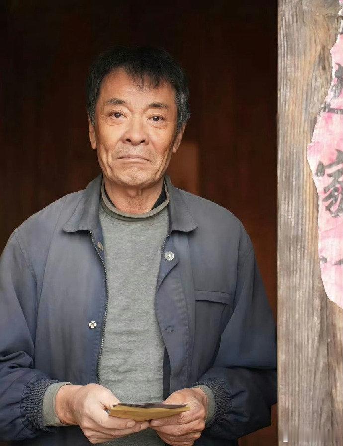 内娱手搓长文剧组 谭松韵和王劲松的父女互动真的太戳心😭从年少依赖到长大并肩，每