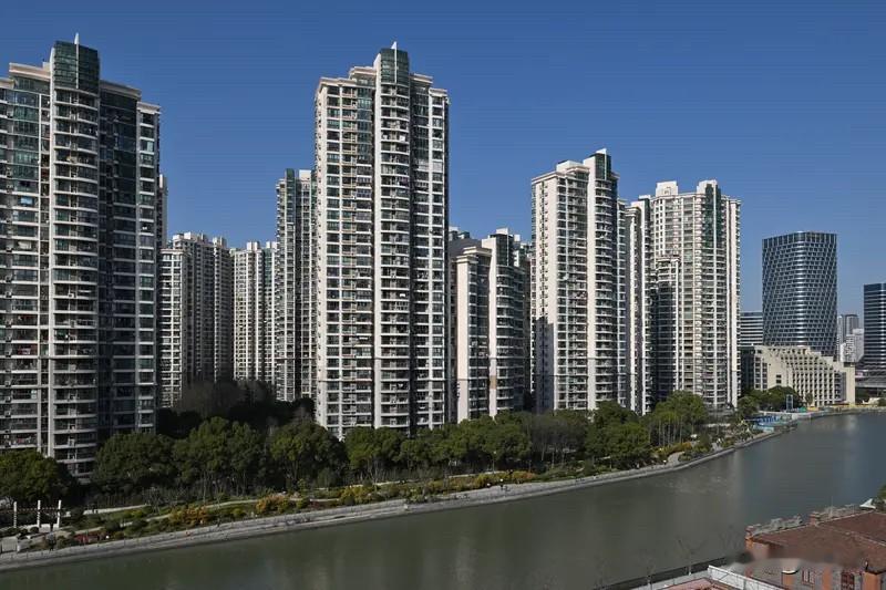 房产专家说上海的存量商品房数量不到380万套，上海有2500万人，北京存量商品房