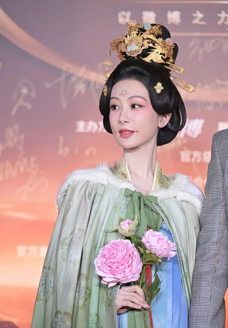 杨紫走红毯穿唐装，做到文化自信具象化了 