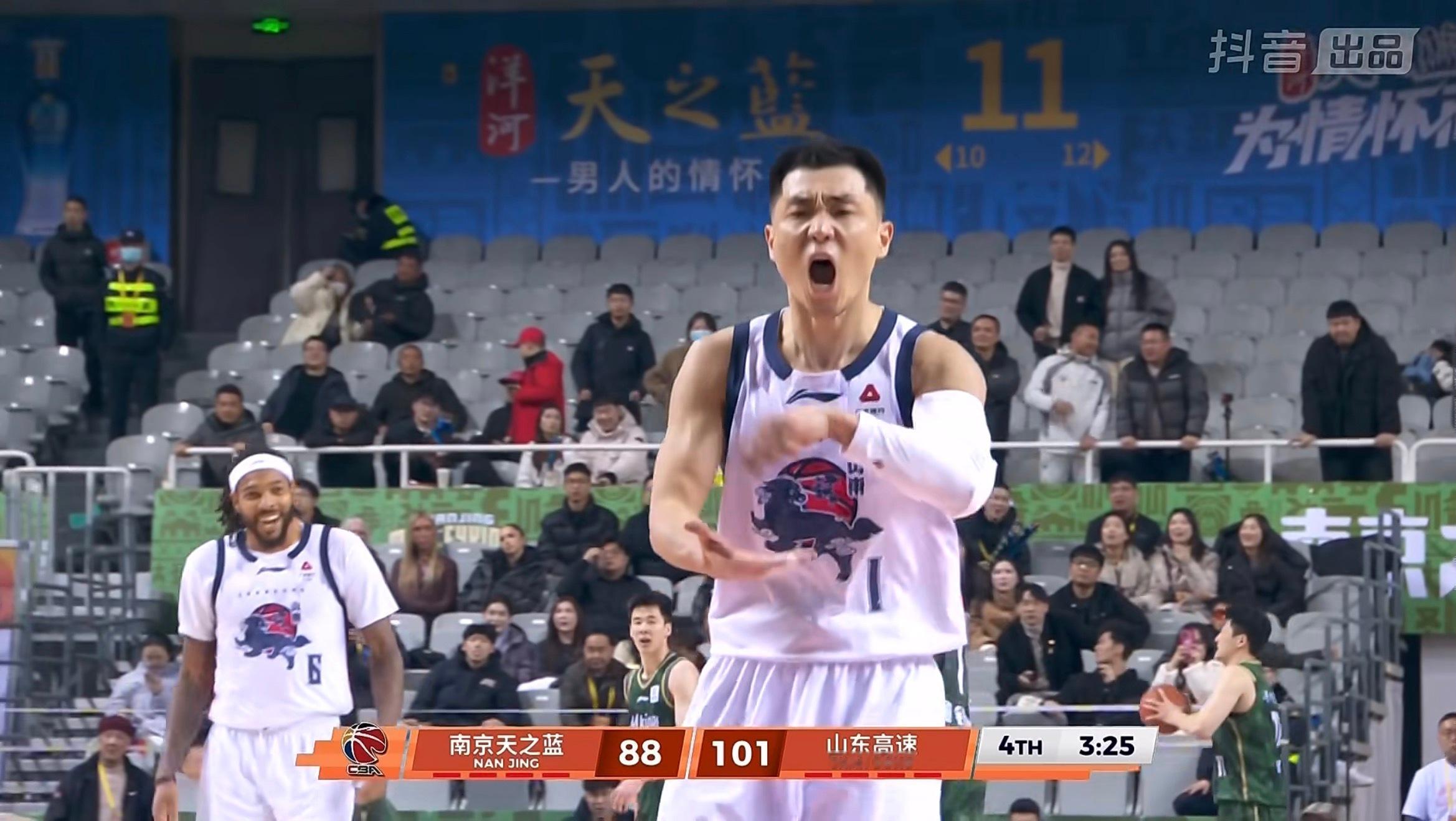 山东高速本场4人被罚下，最终107-94击败南京同曦，他们拿到三连胜，也是本赛季