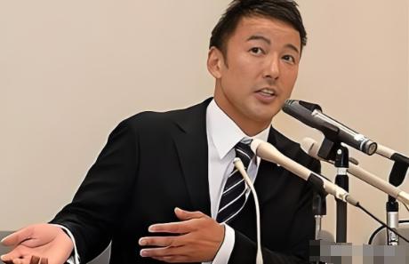 日本国会现场突发震撼一幕，彻底打破了右翼政客们的嚣张气焰！平日里动辄叫嚣“对华强