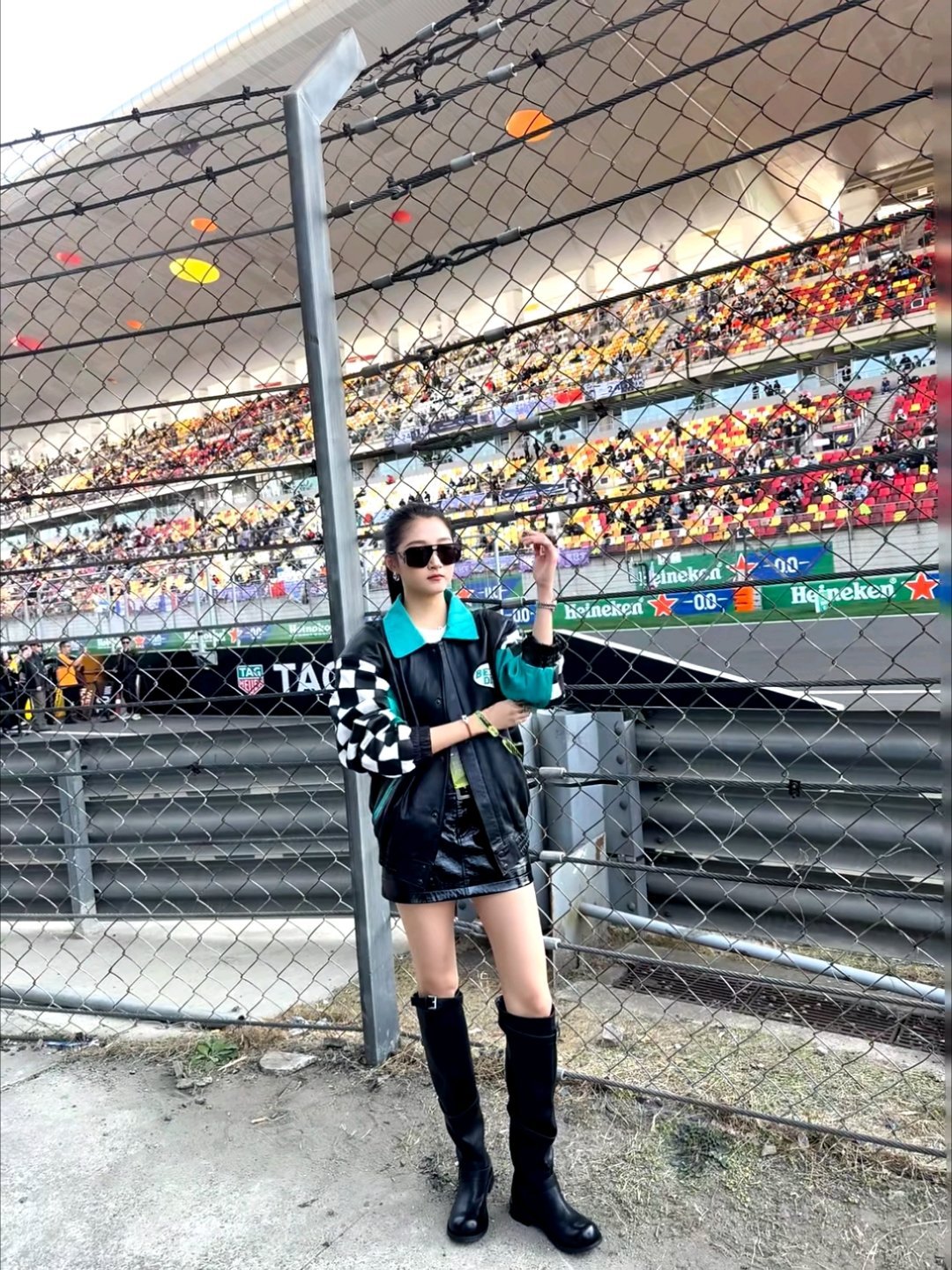 上海F1偶遇关晓彤 比赛来了20多位车手，观赛来了200多个明星网红。 