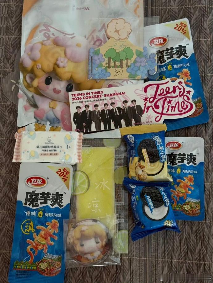 时代峰峻伴手礼太小方了 时代峰峻二三四代演唱会的伴手礼，每一个都很用心呀！ 