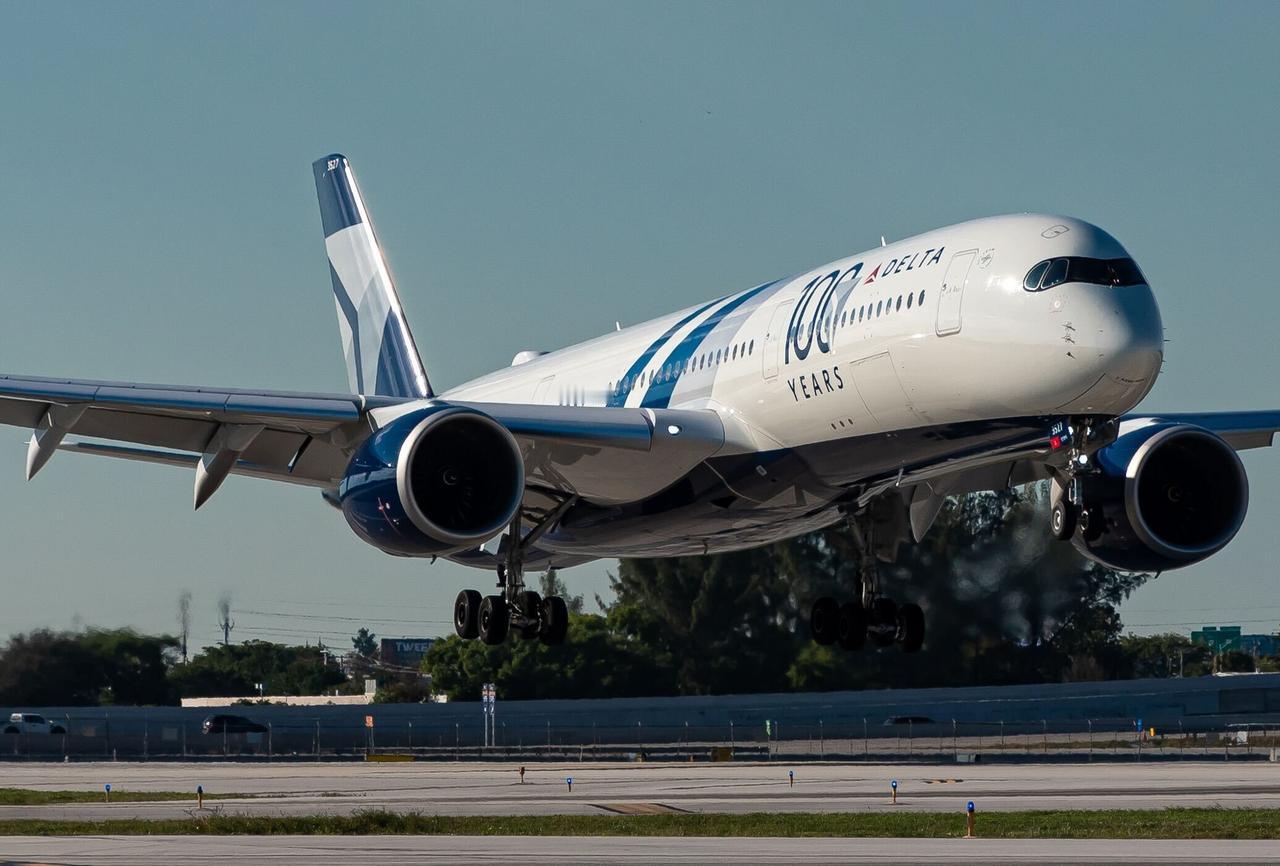 近日，达美航空派出一架百年纪念涂装的飞机前往劳德代尔堡国际机场，迎接美国橄榄球联