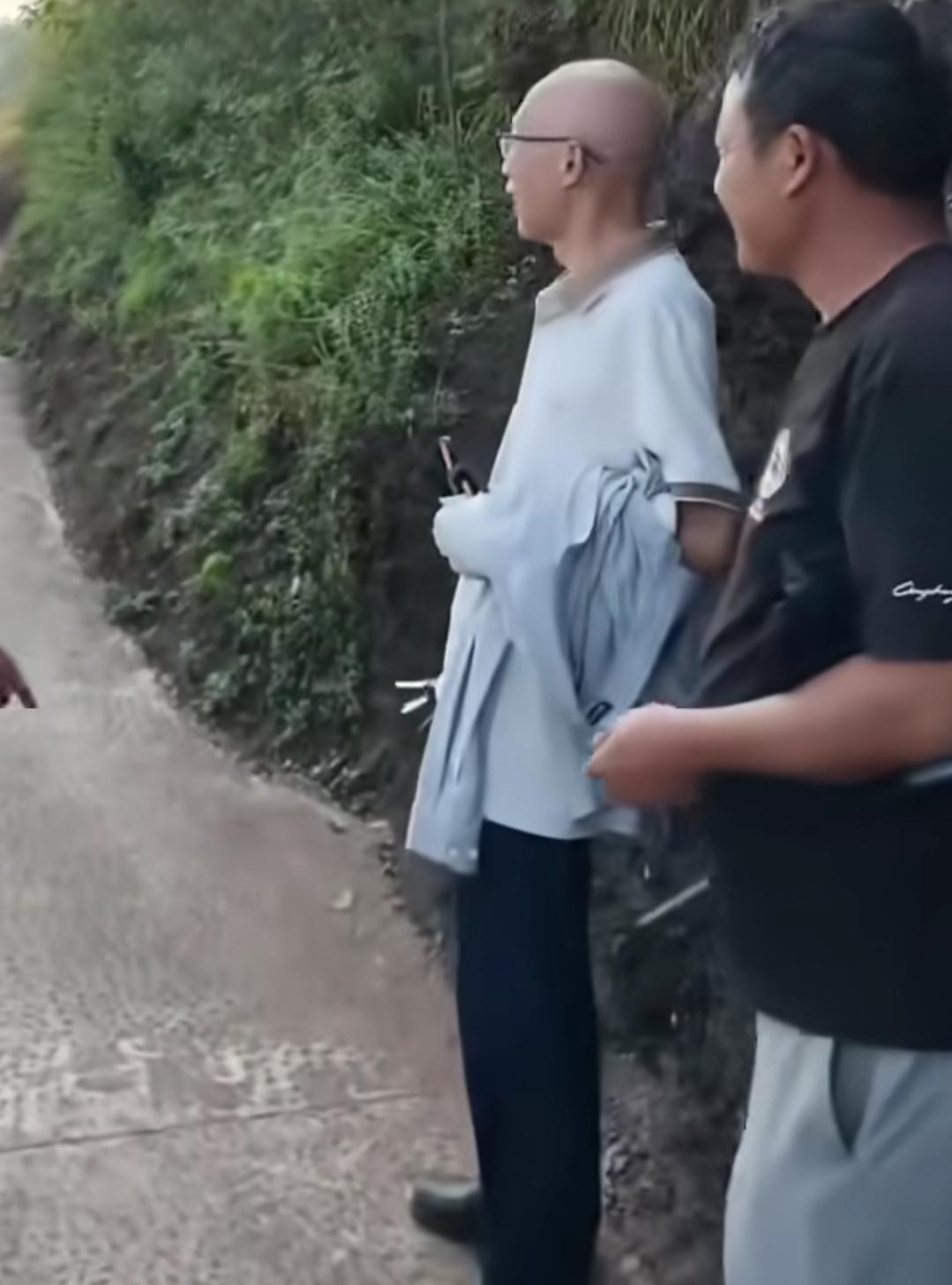 有网友在邵阳新宁崀山爬山的时候偶遇到了朱跃军博士，朱跃军博士看起来心情不错，穿着