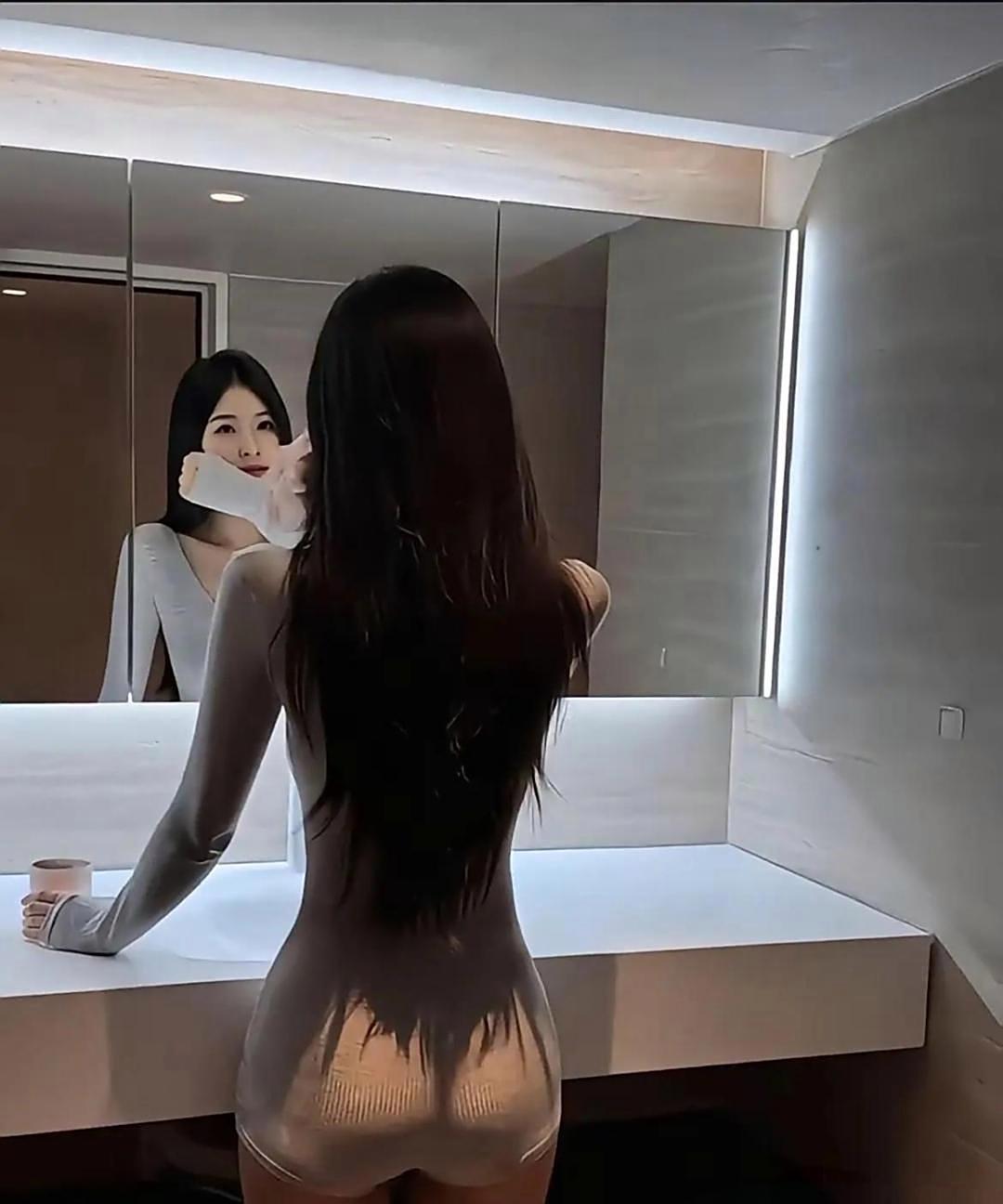 已经长发及腰了。
