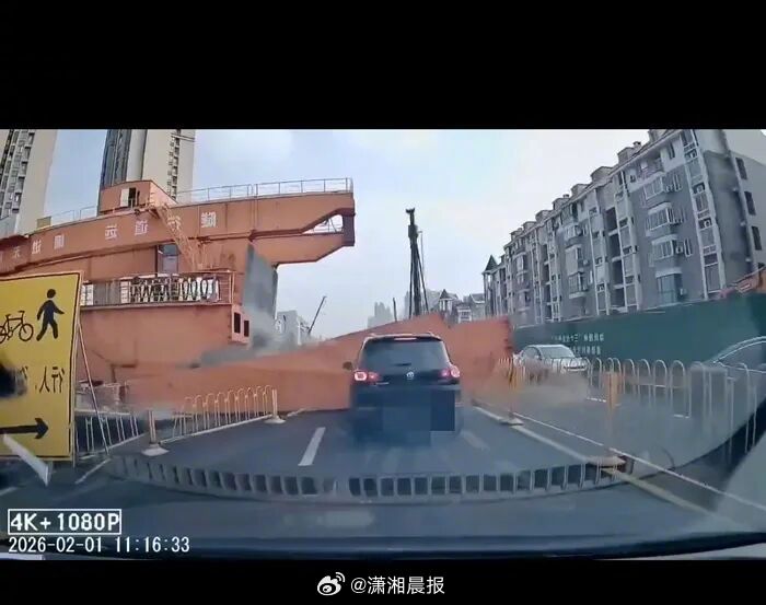 #工地拆卸龙门吊发生意外致人伤亡#【武汉一地铁建设项目龙门吊倒塌压到一轿车，轿车