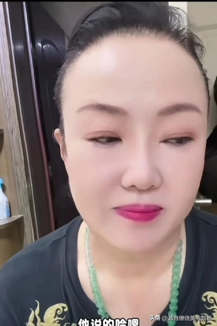 孙立荣的直播间里，有人说她长的真磕碜，她也不生气，平心静气的说：“我给你们说呀，