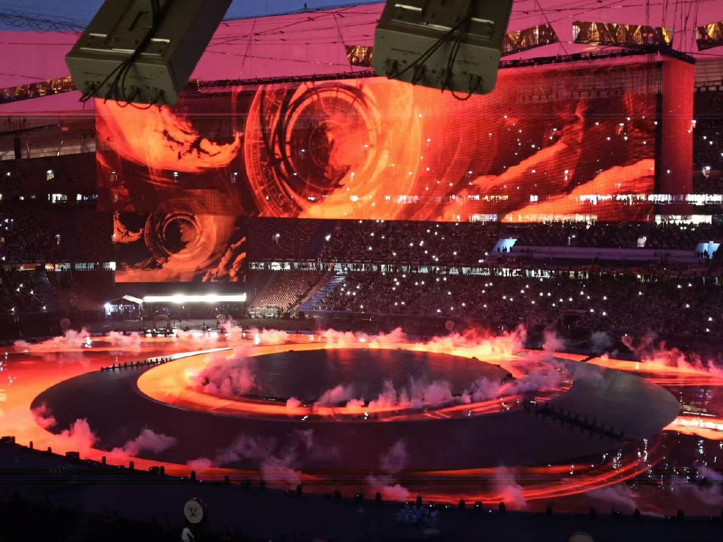 张杰鸟巢演唱会春晚分会场鸟巢在张杰的舞台下直接变身春晚级别会场，每一帧都像大片 