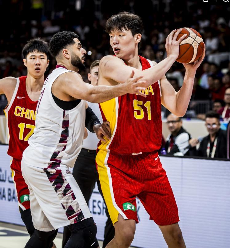 世预赛首战告捷！中国男篮 26 分轻取卡塔尔，一人成最大惊喜。
2027 男篮世