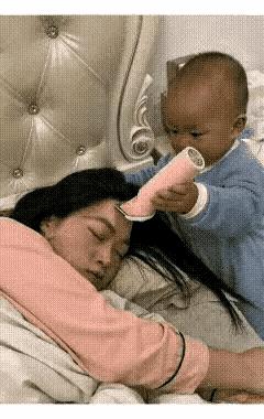 爱美的妈妈，被儿子亲自理头发。
这没三年五载是很难恢复长头发。