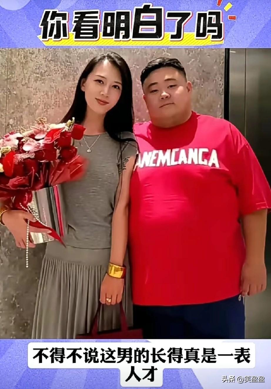 不得不说
这男的长得真是一表人才，
女不贪色，男不贪财，真是绝配，两手金灿灿，比