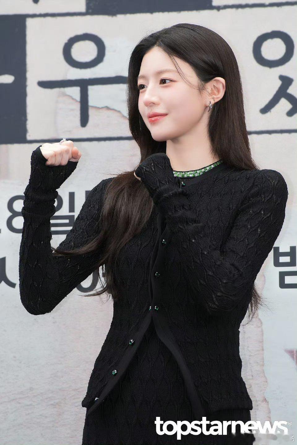 高允真出席新剧《努力克服自卑的我们》发布会，身穿香奈儿2026 高级手工坊系列黑