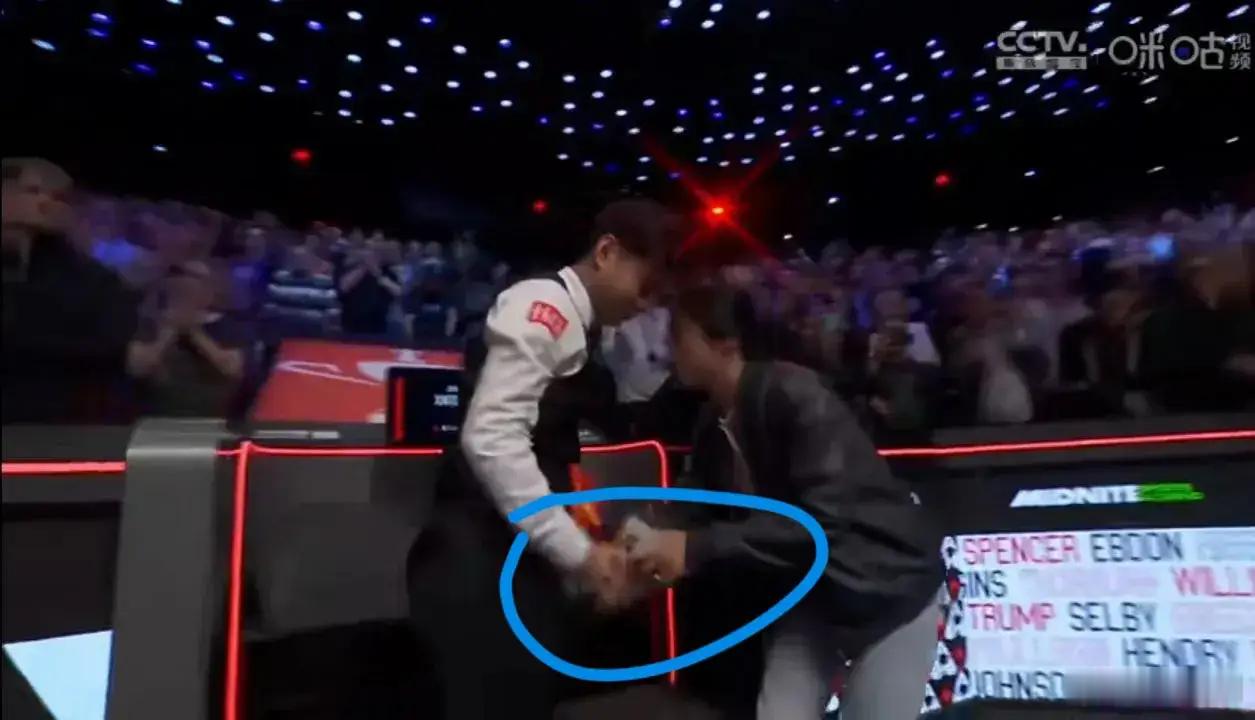 赵心童背后有高人，这个高人就是与他一起合影的经纪人。这个女经纪人绝对是一个营销高