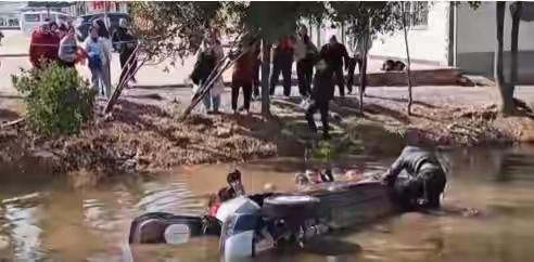 大冷天的冰水，常人怕是不敢轻易往里跳。然而，在湖北荆州的一个村子里，就发生了这样