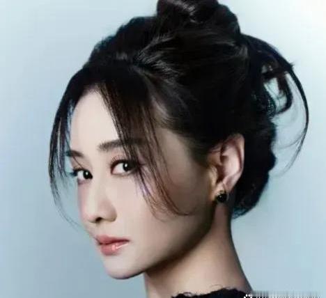 叶童问陈德容：“谈对象没？”陈德容头也不抬，没有。叶童上下打量她：“你这么好看，