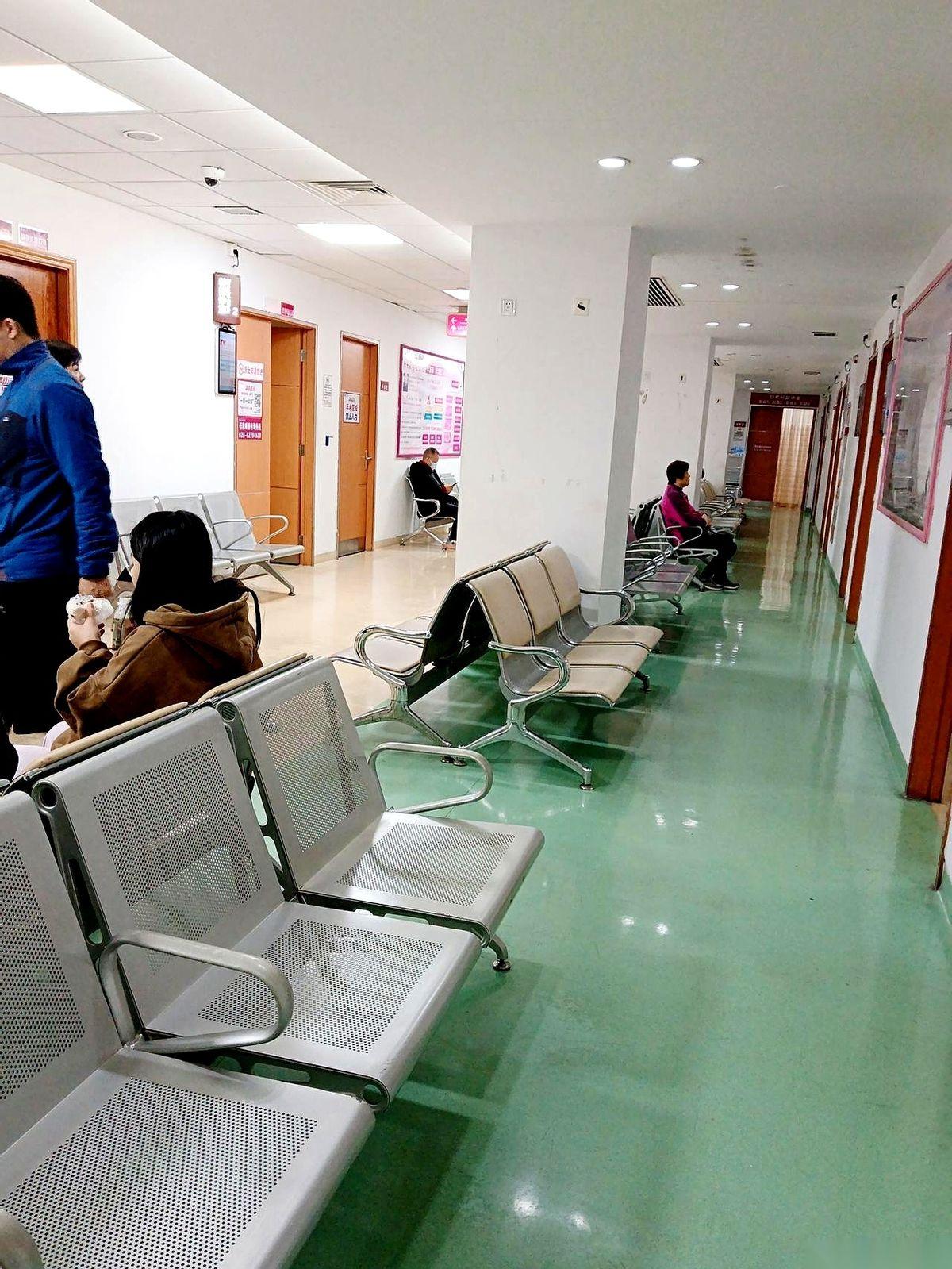 今天去医院，给我看傻了。
妇产科，居然空荡荡的，就几个零星的人影。
走廊里的椅子