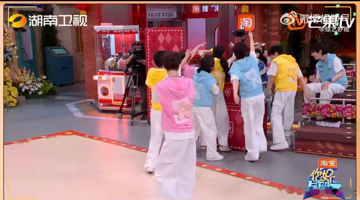 范丞丞张艺凡互相报复 张艺凡动手扒拉，范丞丞当场报复，主打一个有仇必报绝不拖沓。