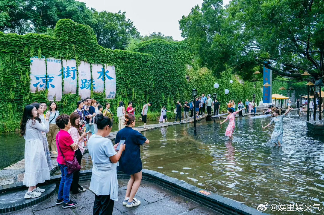 乌镇的夏天是懂旅游避俗的📚逛完街巷走进美术馆沉淀身心，水乡风光搭配文学气息，是