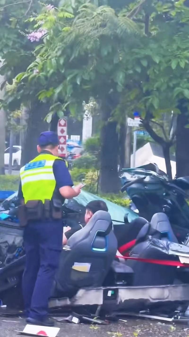 车撞碎了，人还在！！！这辆新能源的安全防护性能您满意吗？？？海阔试车超话 ​​​