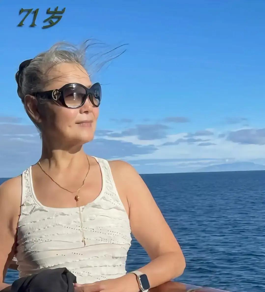 71岁，一张脸打了整个娱乐圈的脸。
 
姜黎黎刚晒出从小到大的照片。没有胶原蛋白