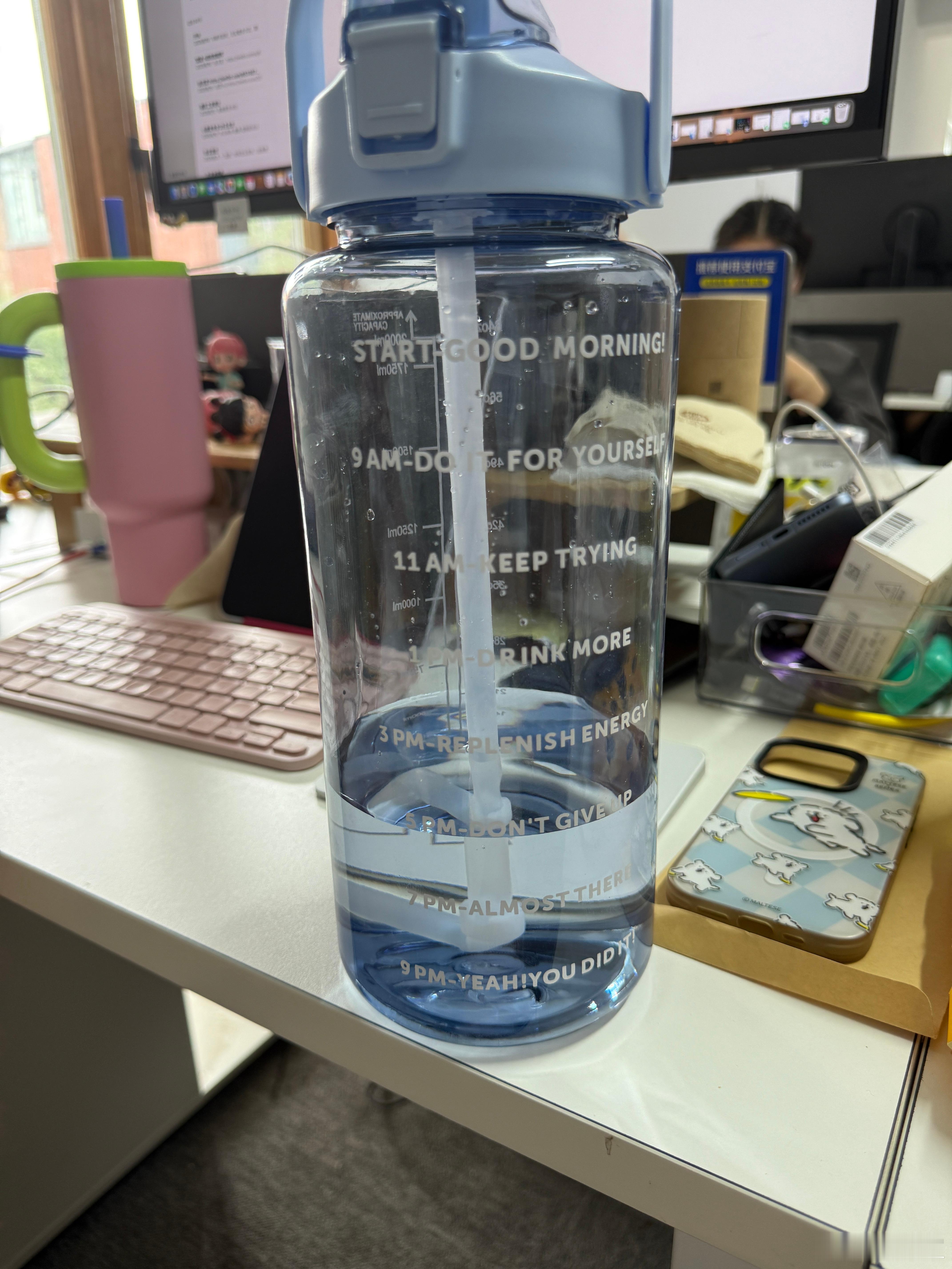 最近我司人手一个大杯子，势要做到每人每天2L水！！！！年纪大了，不服真不行……[