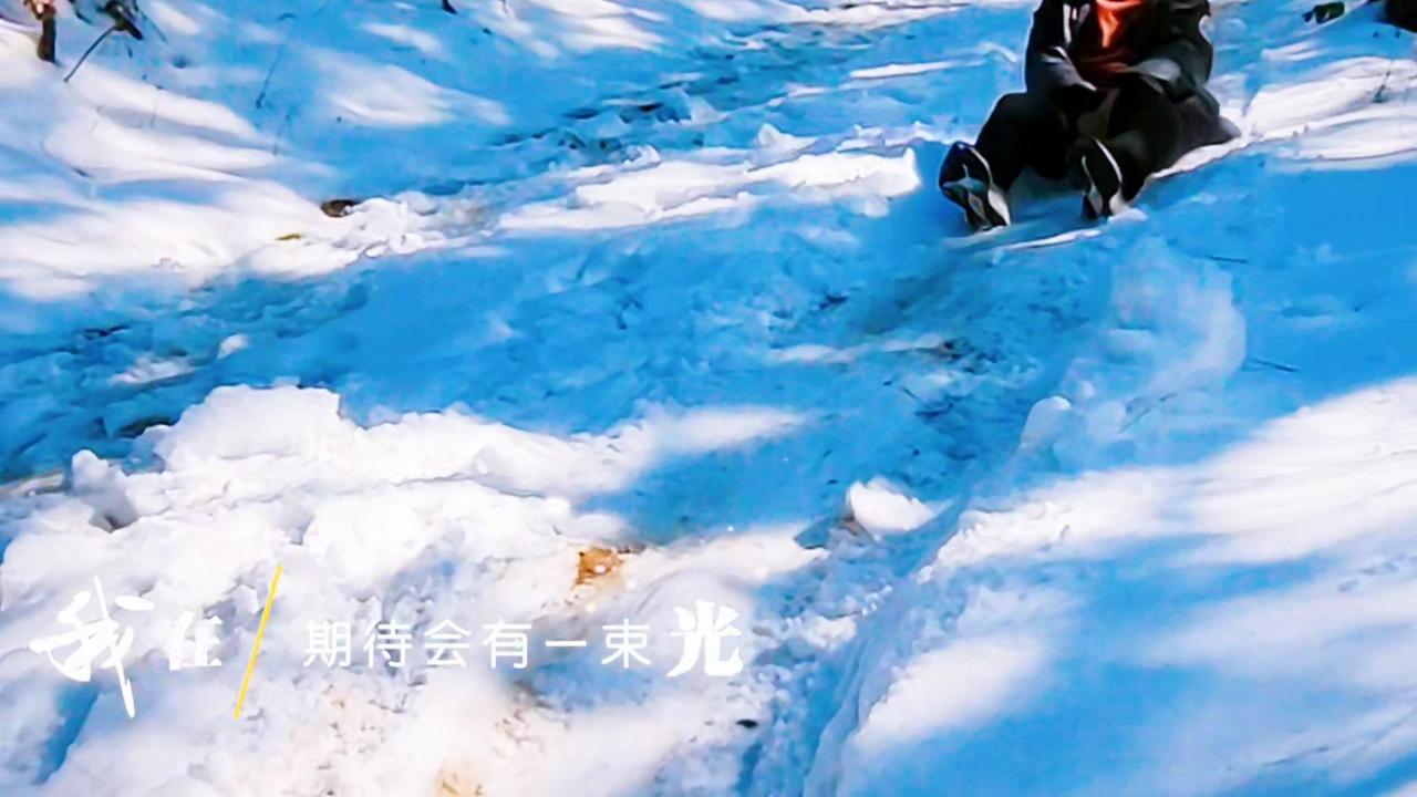 处理鸡尖：先洗干净，冷水下锅焯水，放两颗姜去腥味。水开后煮一两分钟，会浮很多血沫