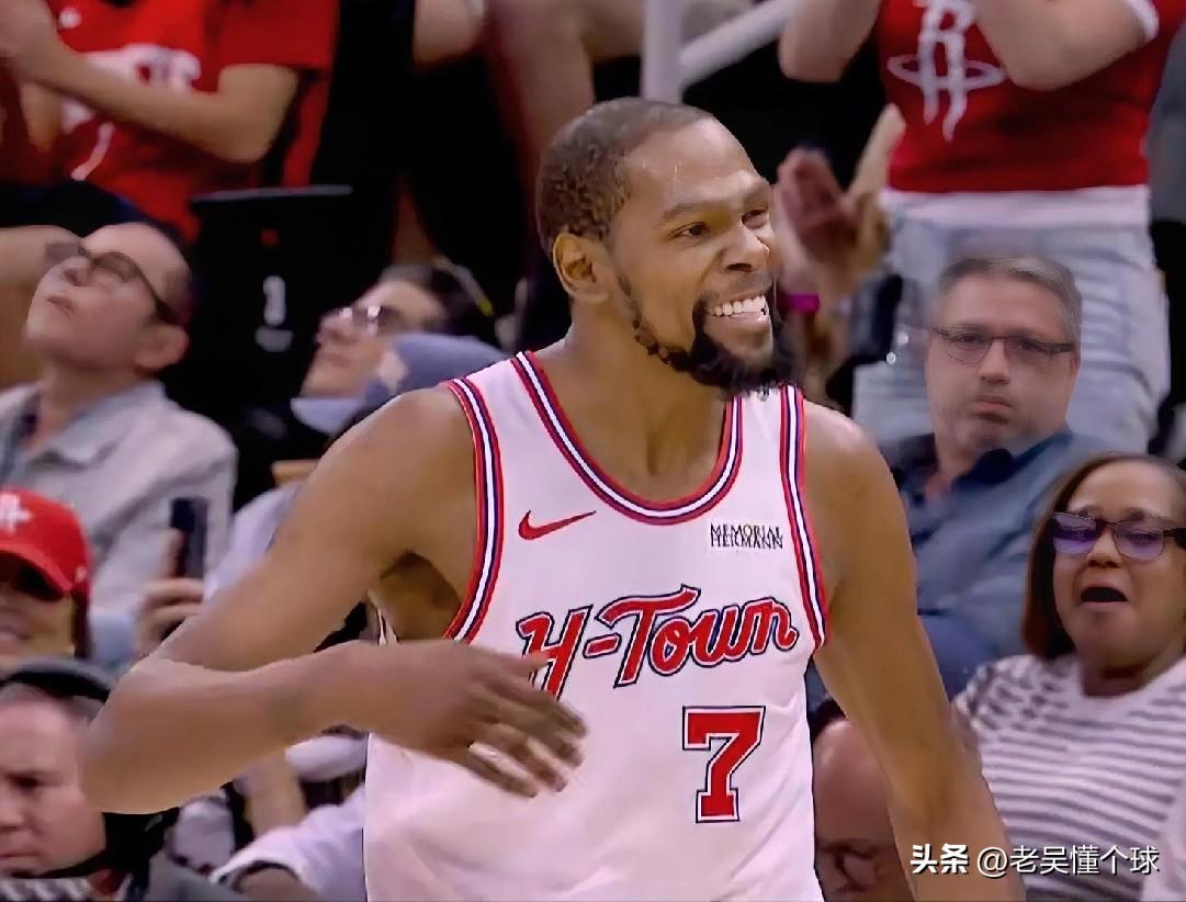 杜兰特开心啊，基本又可以三节打卡了。

没想到吧，今天火箭在主场迎战尼克斯，竟然