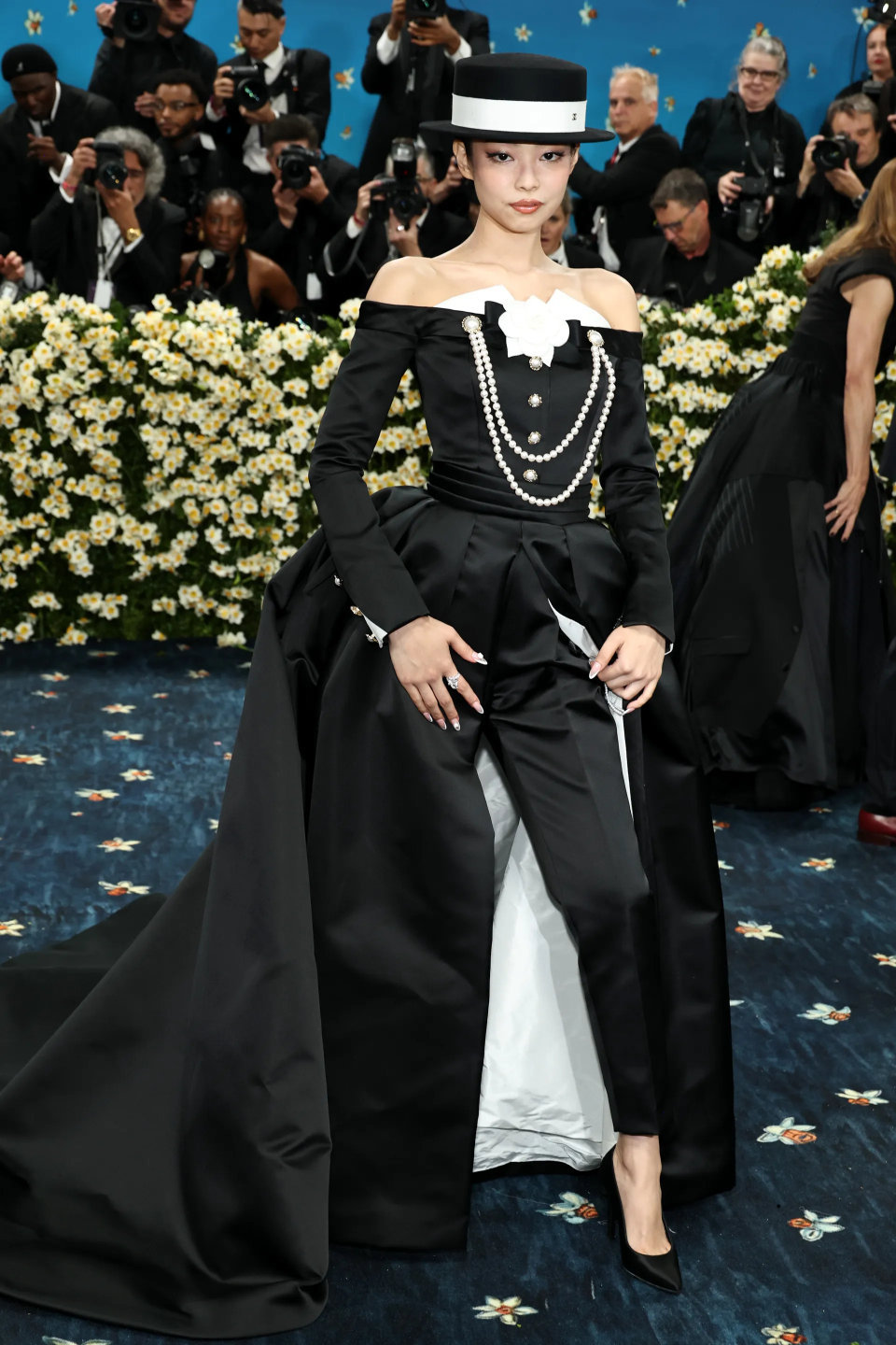 Jennie、崔胜澈入选中国vogue的Met Gala 2025最佳着装✨ ​