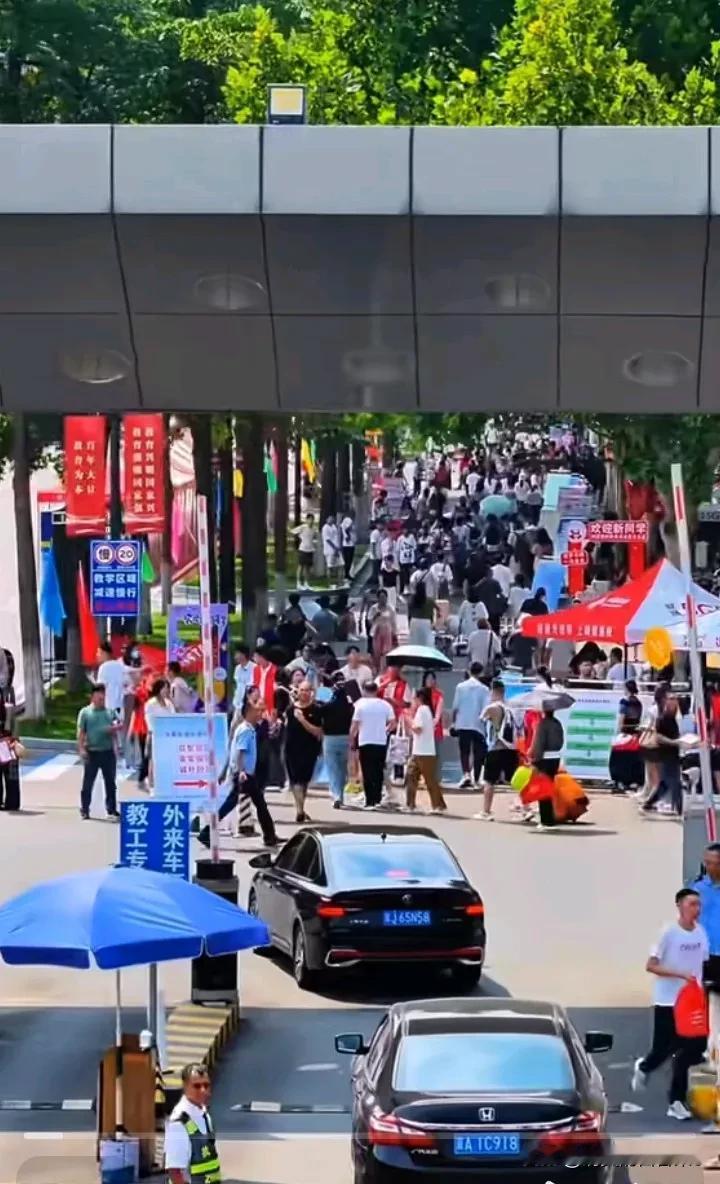 现在上大学一言难尽！

宿舍空调是租的
电费AA的
喝热水是要花钱的
空调遥控器