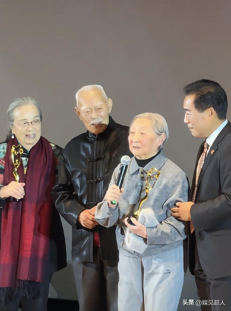 很难想象，《林海雪原》小白鸽师伟老师，已经97岁，还能登台发言，口齿清楚，思路清