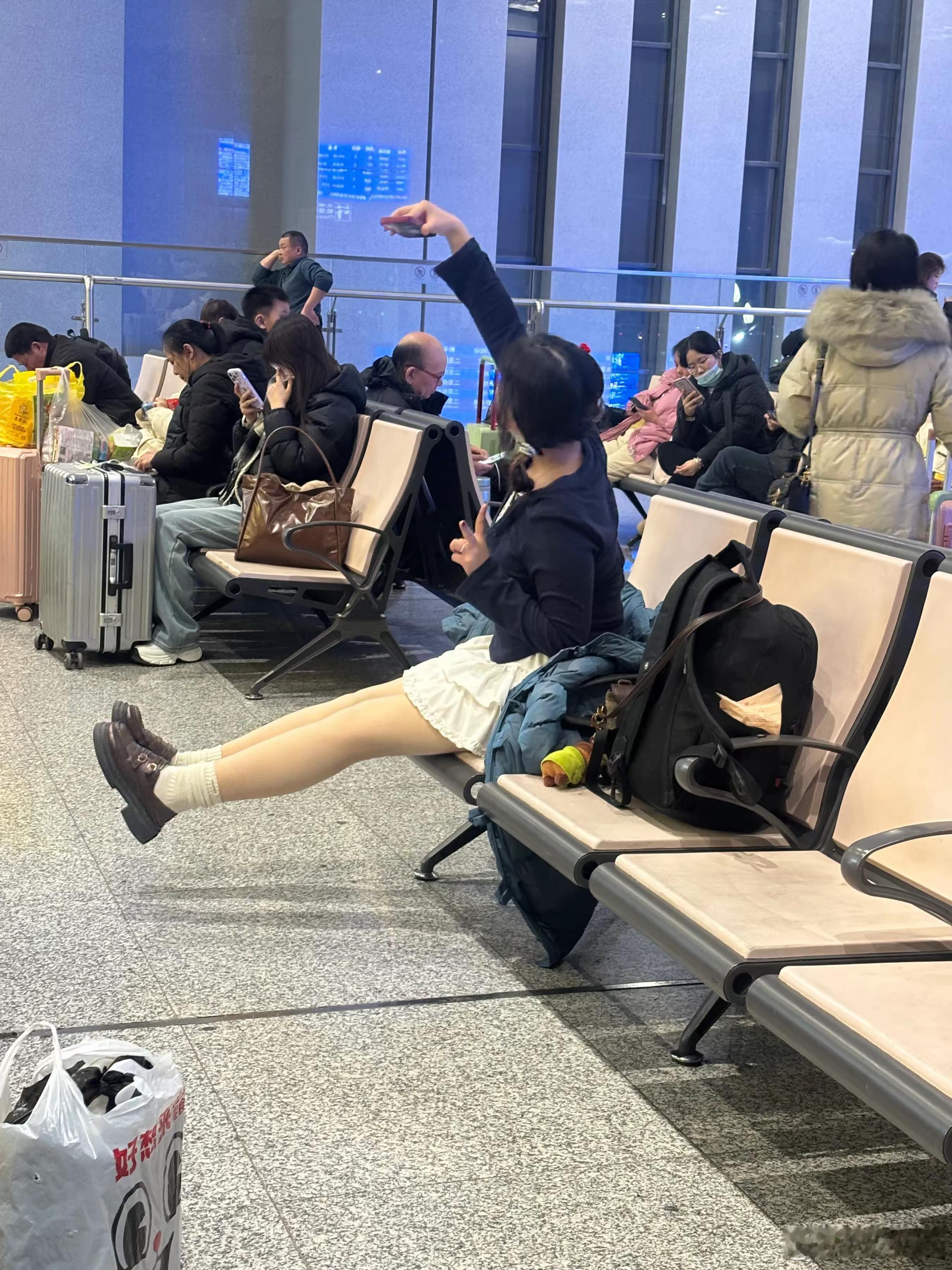 这自拍好可爱，哈哈哈[笑cry] 