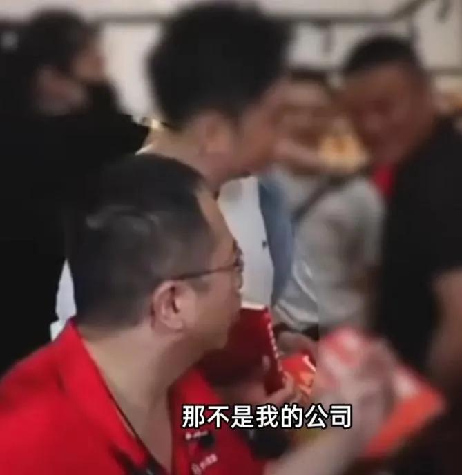周鸿祎在重庆时被路人问道：“欠你的360借条可不可以不还了？”他当场直接了当回复